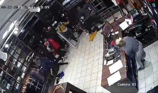 Imagem colorida de saque em loja na Argentina - Metrópoles