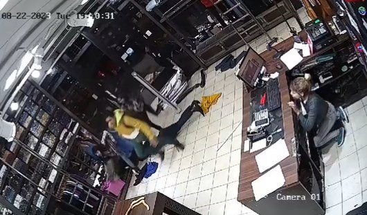 Imagem colorida de saque em loja na Argentina - Metrópoles