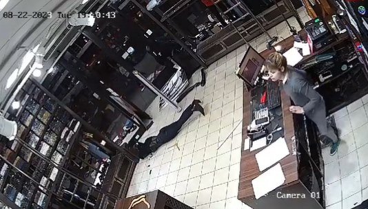 Imagem colorida de loja de roupas após saque na Argentina - Metrópoles