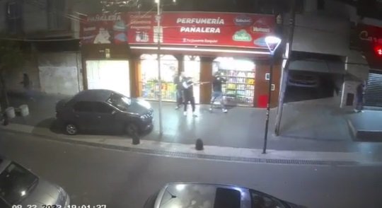 Imagem colorida de homens segurando armas para parar saqueadores na Argentina - Metrópoles