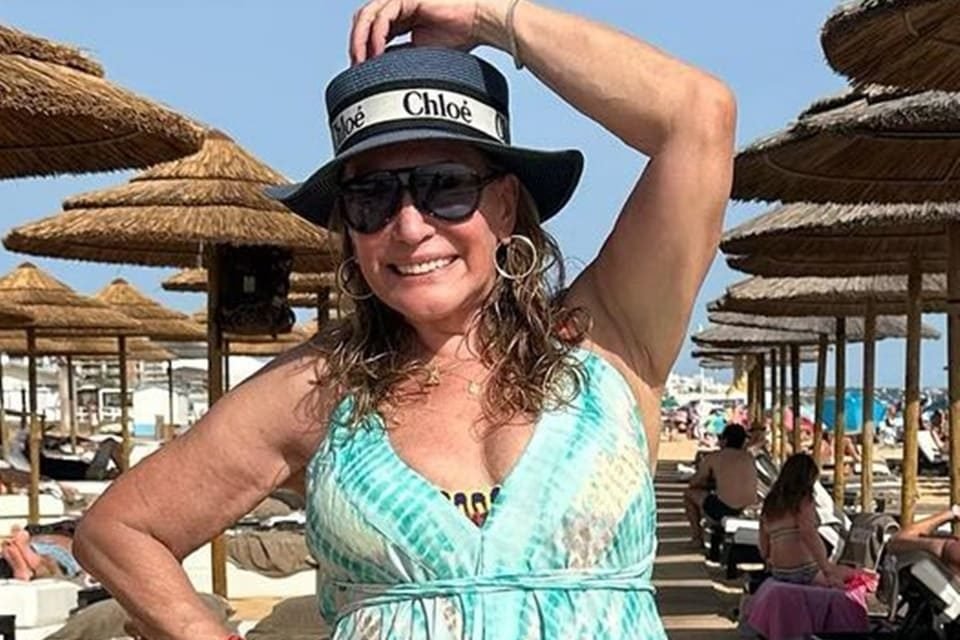 Susana Vieira posa na praia - Metrópoles