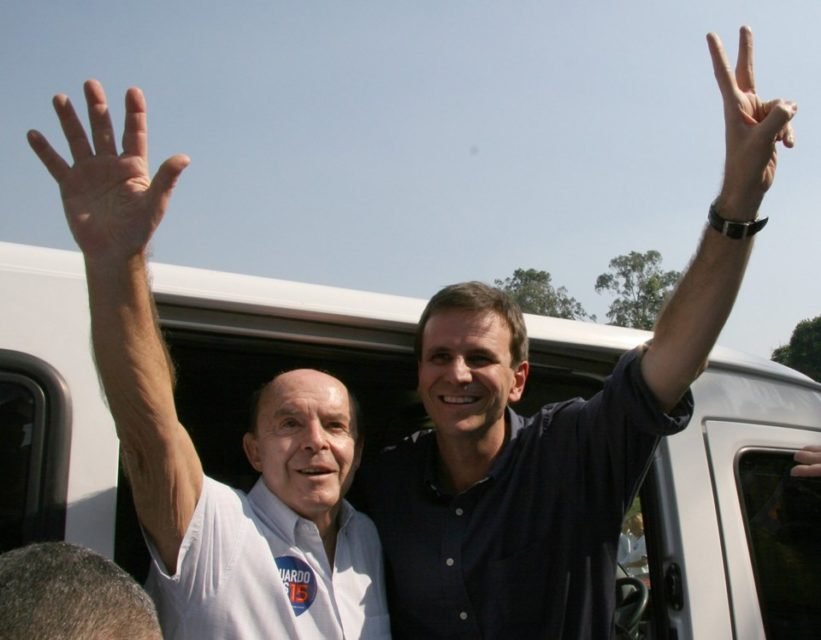 Imagem colorida de Francisco Dornelles ao lado de Eduardo Paes - Metrópoles