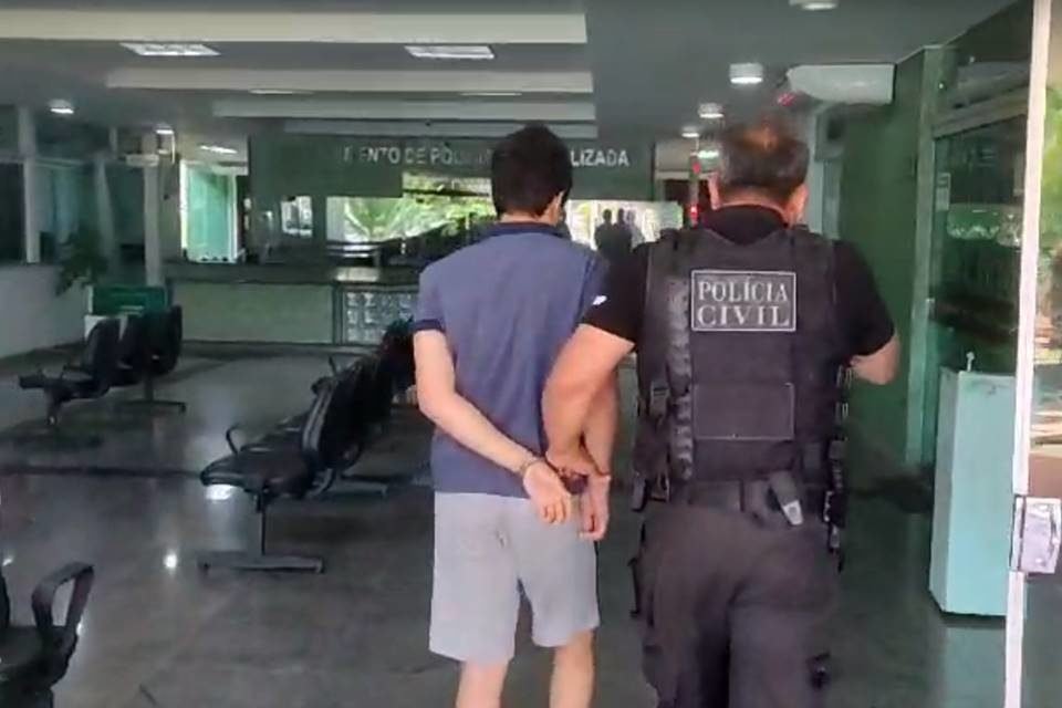 Captura de vídeo que mostra suspeito preso por pedofilia