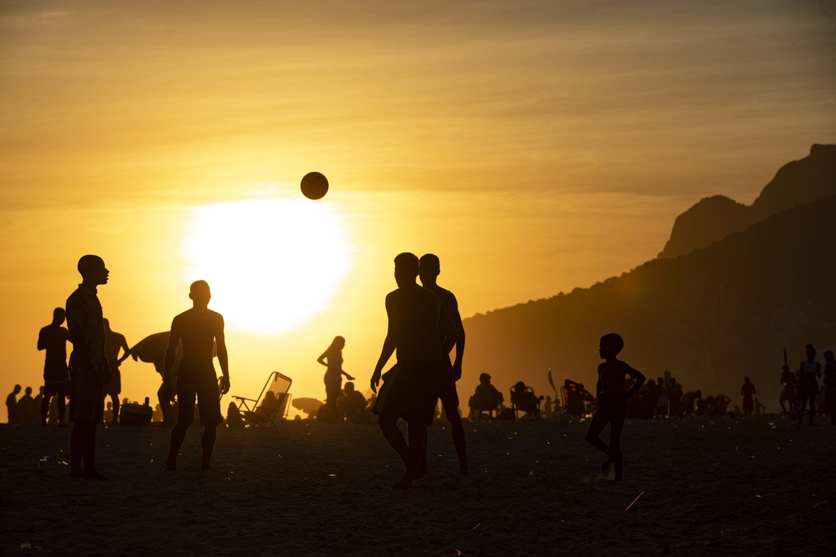 Cariocas aproveitam calor intenso na cidade pra se refrescar na praia de Ipanema, Rio de Janeiro