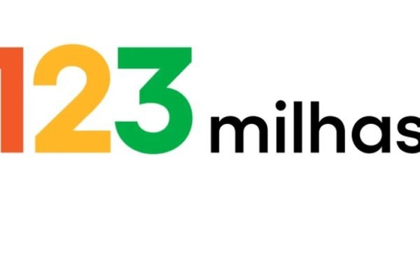 Imagem do logotipo da 123 Milhas, com letras e números coloridos e um fundo branco - Metrópoles