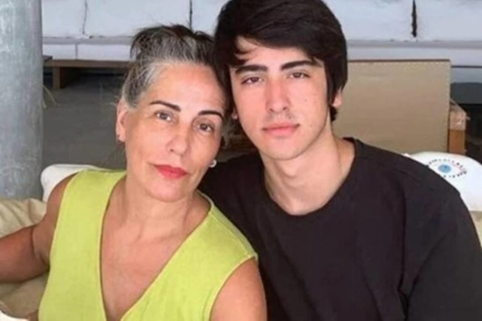 Foto colorida de Gloria Pires com o filho, Bento - Metrópoles