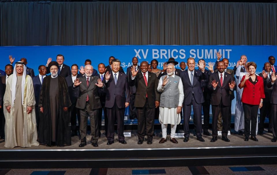 Imagem colorida mostra presidentes e lideranças em palco da cúpula dos Brics - Metrópoles