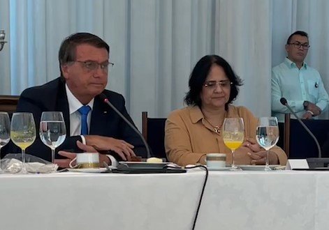 Imagem colorida de Jair Bolsonaro ao lado de Damares em café da manhã com pastores em 13 de abril de 2022 - Metrópoles