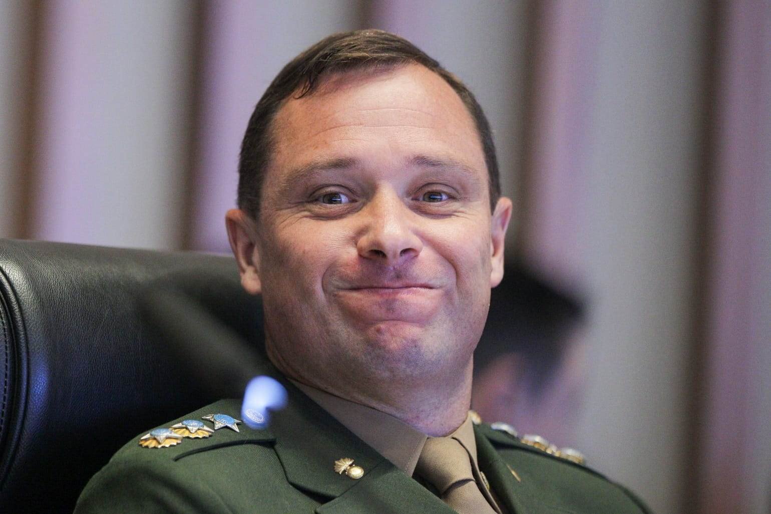 Tenente-coronel Mauro Cid olha para frente e aperta os lábios