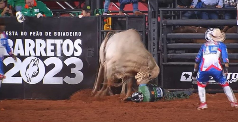 Mesmo pisoteado por Touro, Peão de Rodeio Patrocinense fica em