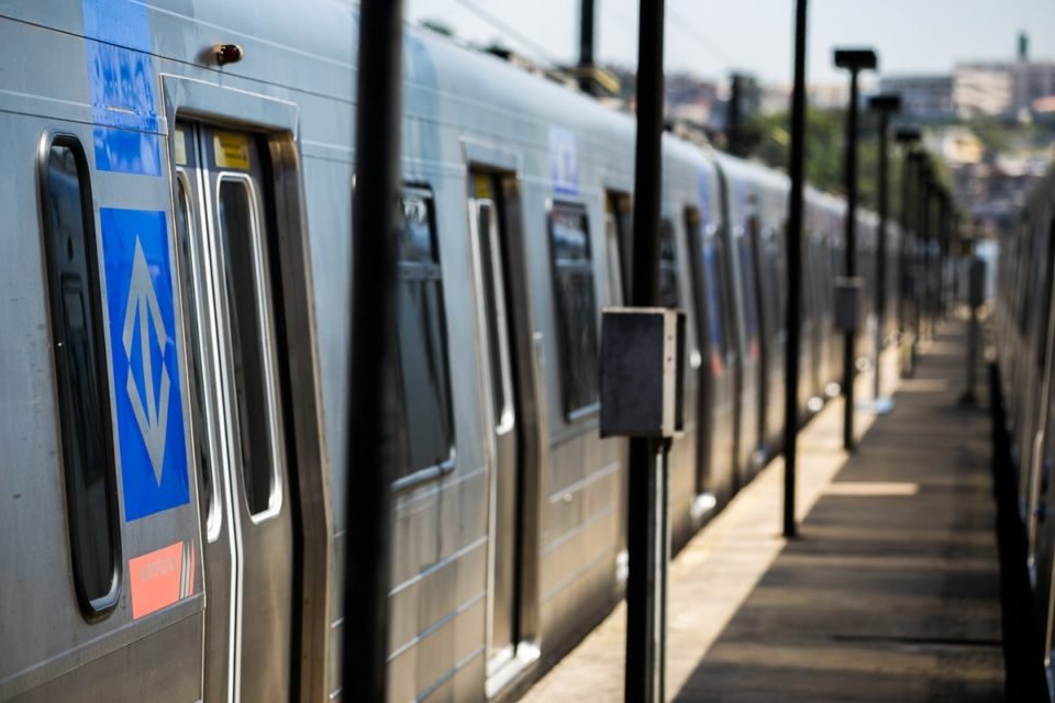 Imagem colorida mostra plataforma do Metrô com trem de portas abertas - Metrópoles