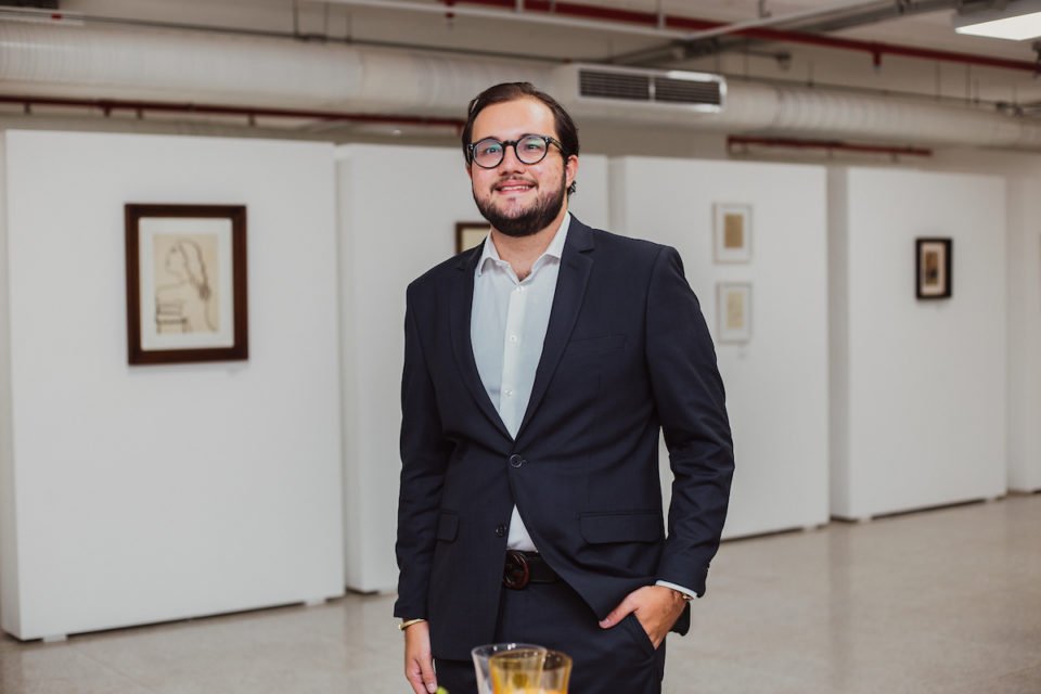 Antonio Aversa celebra os 22 anos com jantar no museu Metrópoles