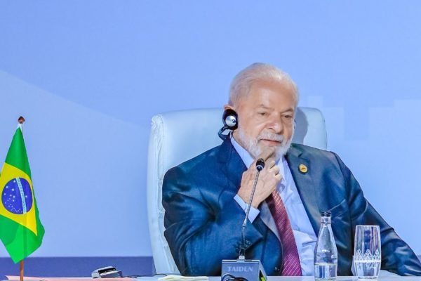 Imagem colorida mostra presidente Lula no Brics com fundo azul