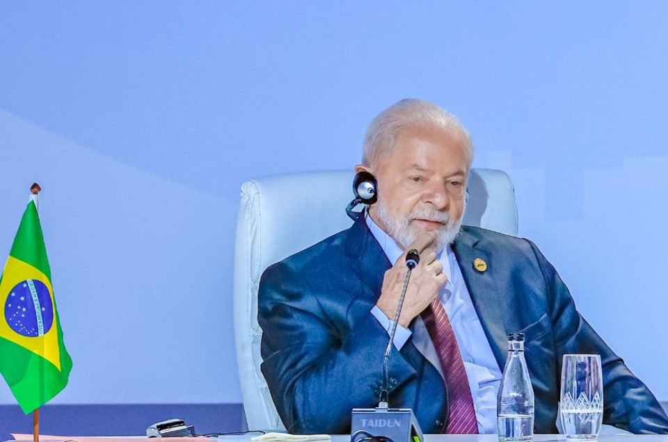 Imagem colorida mostra presidente Lula no Brics com fundo azul