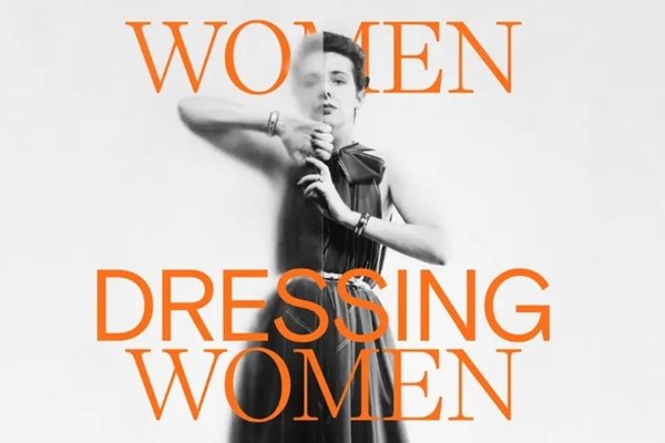 Cartaz da exposi&ccedil;&atilde;o Women Dressing Women. Na imagem, Claire McCardell usando o &ldquo;Vestido do Futuro&rdquo;, de 1945 - Metr&oacute;poles