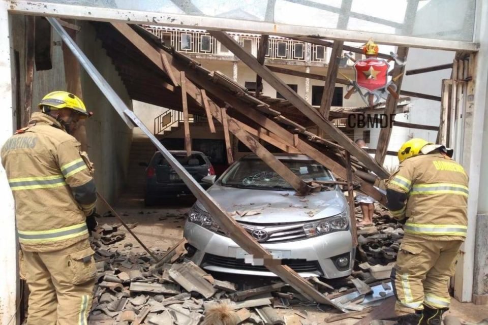 Bombeiros verificam estado de carro que ficou danificado após queda de telhado