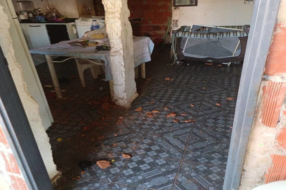 entrada de casa bagunçada e com barro no chão