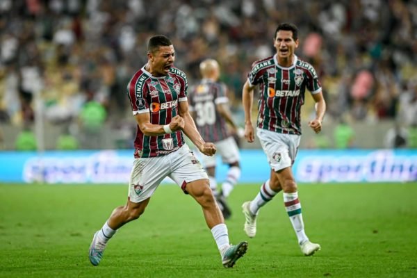 Fla marca com Léo Pereira nos acréscimos e vence Corinthians no Maracanã