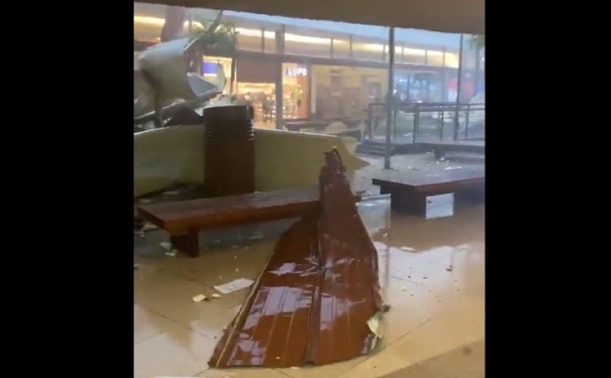 foto colorida de placa da cobertura do shopping Serramar, em Caraguatatuba, caída no chão após ser derrubada pela ventania - Metrópoles