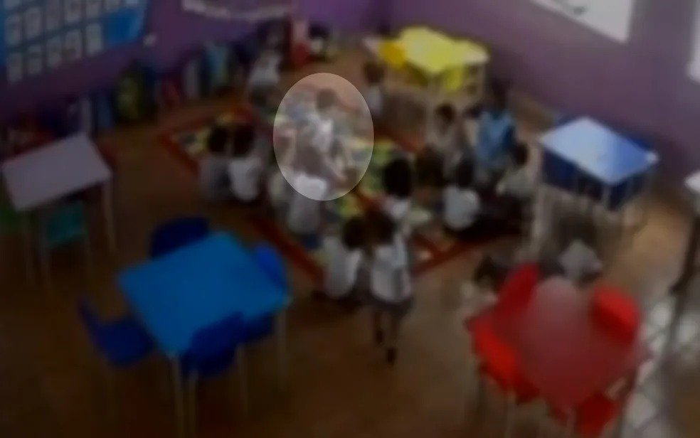 imagem colorida criança autista amarrada goias