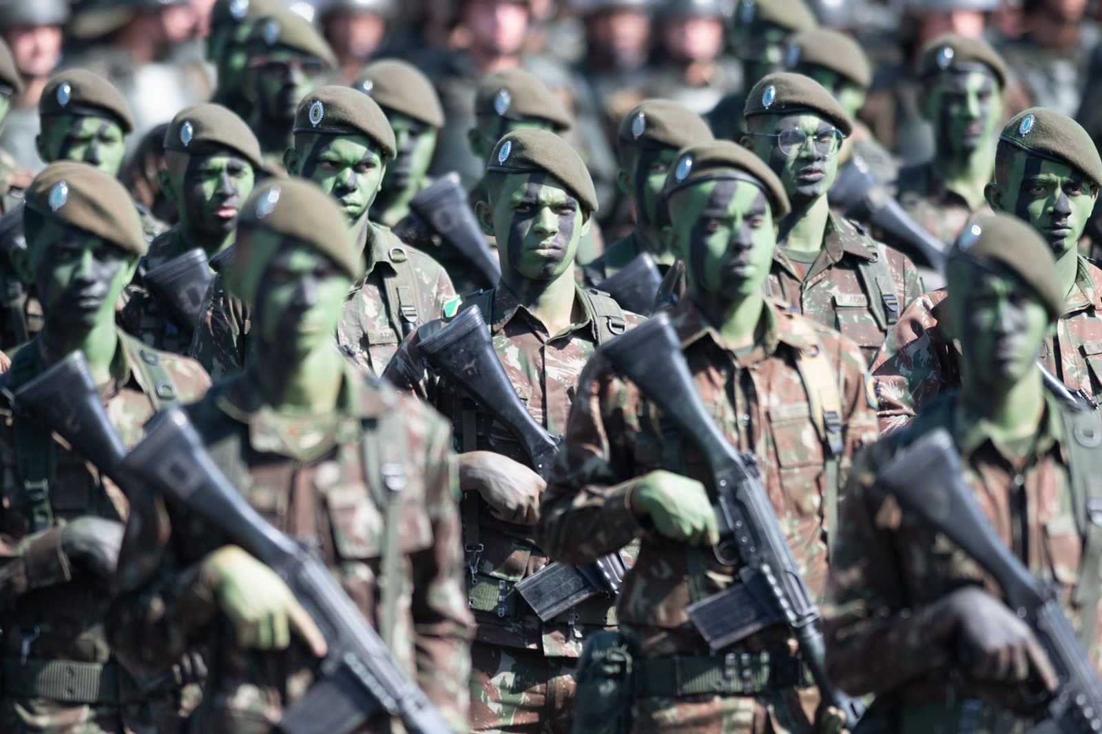 O Exército Brasileiro promove solenidade militar em comemoração ao Dia do Soldado