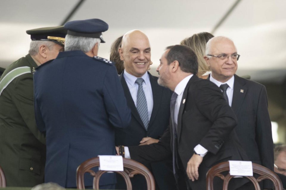Alexandre de Moraes, STF, cumprimenta militares e Delegado Andrei Rodrigues esta? no comando da Poli?cia Federal durante evento dia do soldado