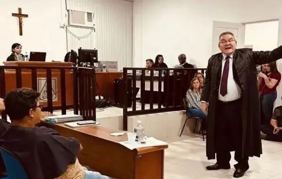 Imagem colorida de júri popular durante julgamento de ex-vereadora na Bahia - Metrópoles