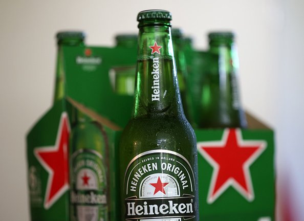 Imagem de uma garrafa de cerveja da Heineken. Ao fundo, uma caixa com mais cervejas - Metrópoles