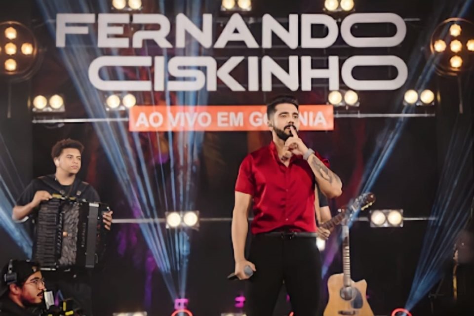 Fernando Ciskinho posa em palco durante gravação de seu DVD - Metrópoles