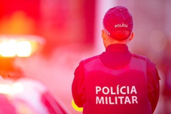 Policial militar e viatura - Metrópoles