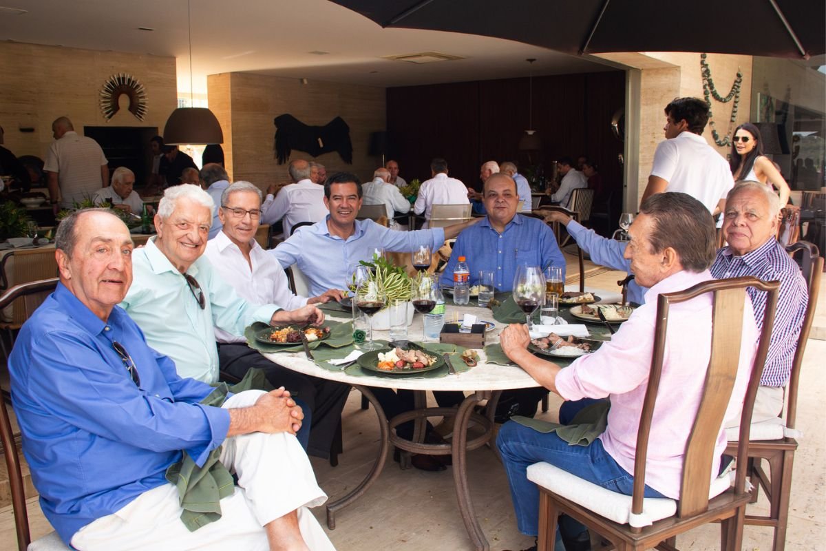 Homens sentados ao redor de uma mesa