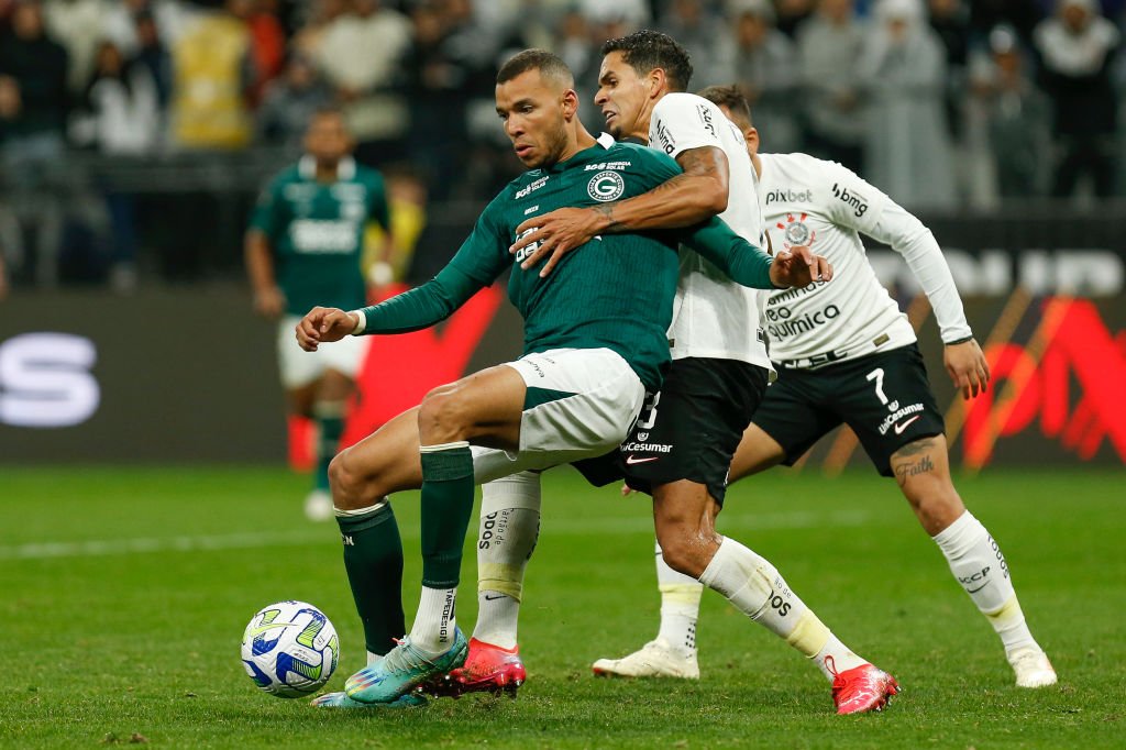 Matías Rojas antes de cobrança de falta no jogo entre Corinthians e  Estudiantes, pela Sul-Americana