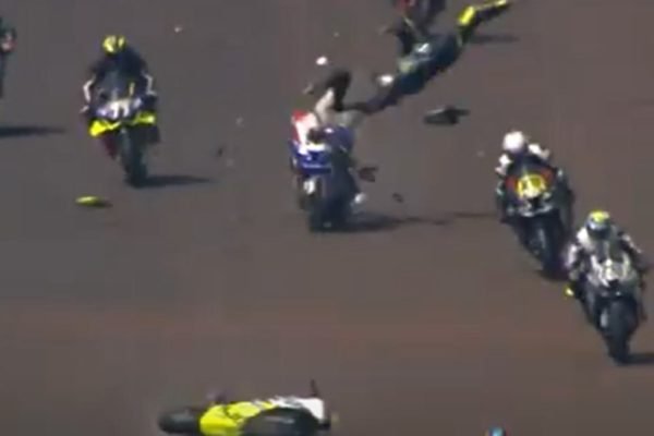 colisão de duas motos. piloto é arremessado