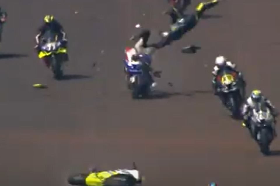 VÍDEO: Pilotos sofrem acidente impressionante em corrida de motos