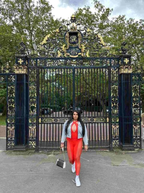 Lady Chokey passeia em Londres, na Inglaterra - Metrópoles