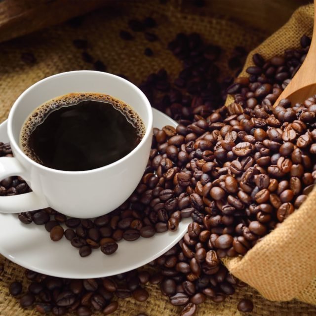 Imagem colorida Xícara de café e grãos - MEtrópoles