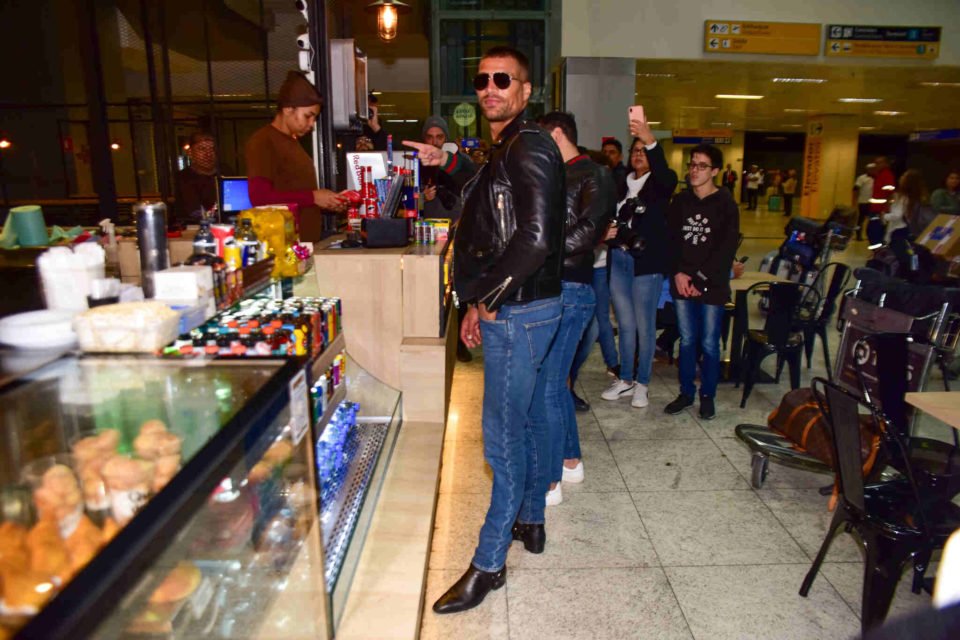 Fotos: após treta com Anitta, Simone Susinna desembarca em São Paulo