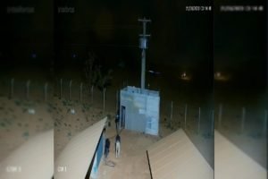 Imagem câmera de segurança três homens furtam cabos de energia