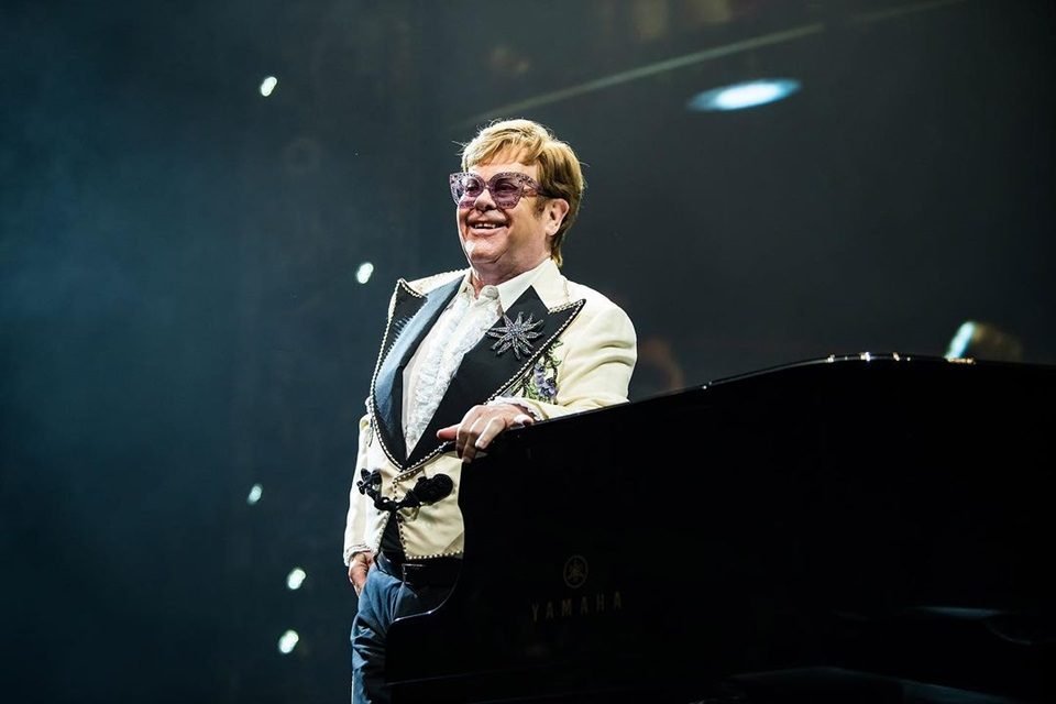Foto colorida de Elton John - Metrópoles
