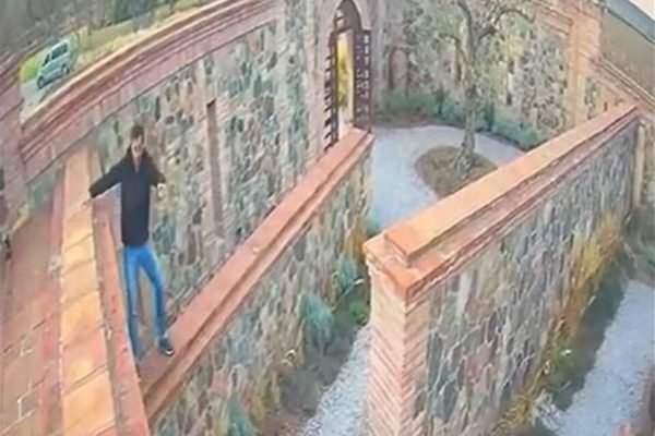 Foto colorida do momento em que turista cai de muro em vinícola na Argentina - Metrópoles