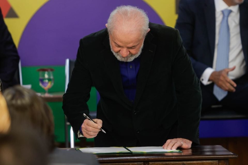 Presidente Lula assina documento durante evento - Metrópoles