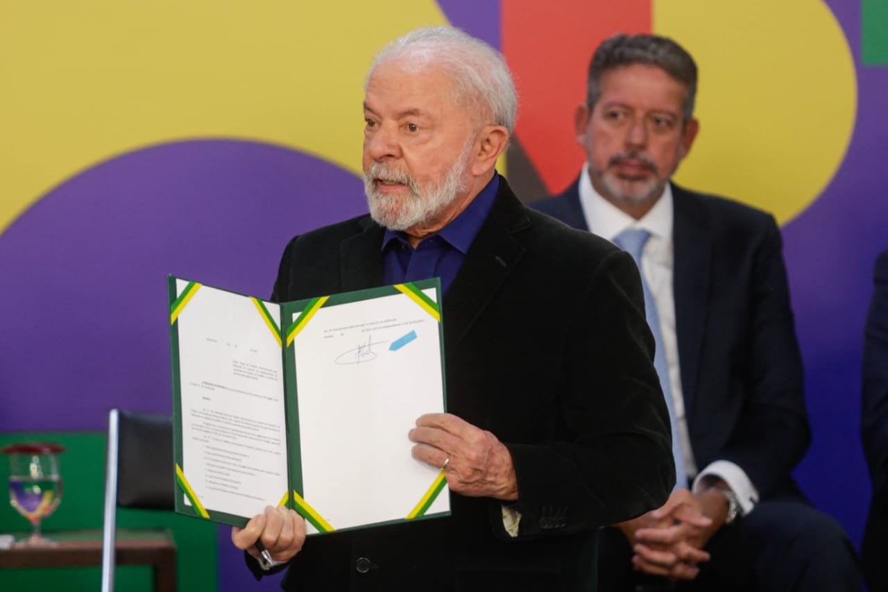 Lula sanciona nova lei do salário mínimo e isenção do IR