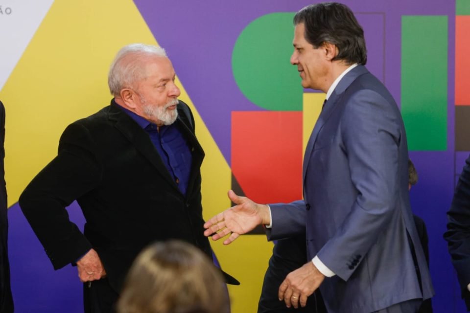Presidente Lula cumprimenta o ministro Fernando Haddad - Metrópoles