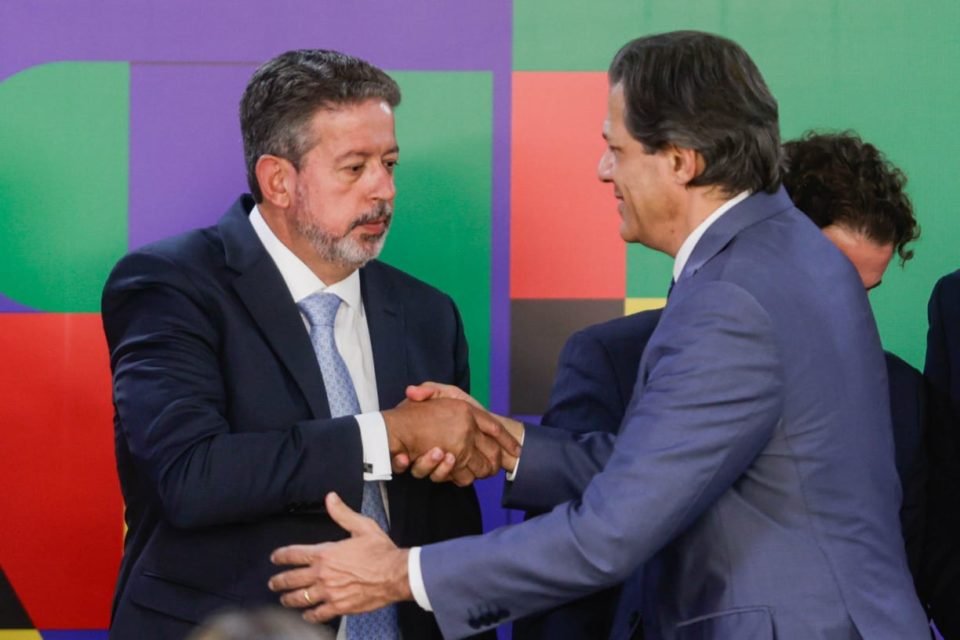 Ministro Fernando Haddad cumprimenta Arthur Lira durante evento - Metrópoles