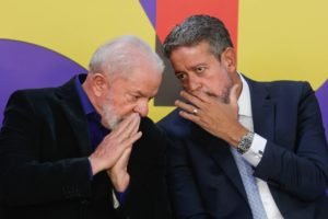 Presidente Lula conversa com Arthur Lira durante evento - Metrópoles
