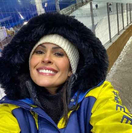 Nutrição e viagens: veja fotos da influencer do DF que morreu no RS 2 selfie de mulher morena com roupa de frio