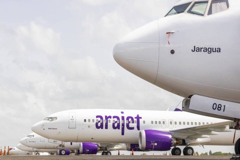 Imagem de avião da companhia aérea low costa Arajet, que chegou ao Brasil. Avião está parada em pátio de aeroporto - Metrópoles