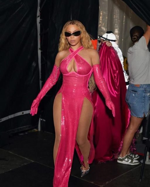 Na imagem com cor, Beyoncé durante apresentação na Renaissance Tour - Metrópoles