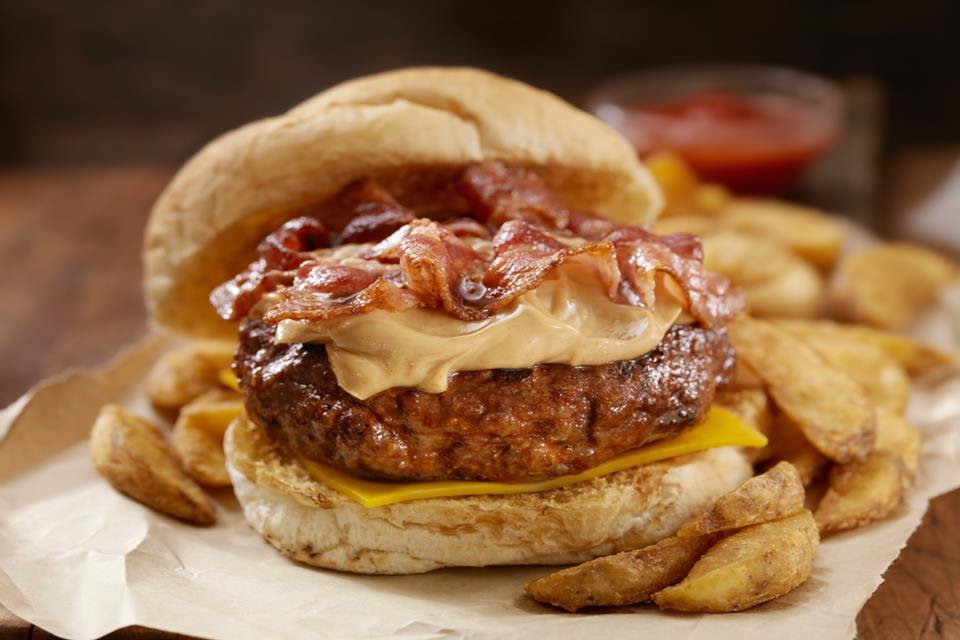Hambúrguer caseiro recheado: aprenda receita melhor do que fast-food