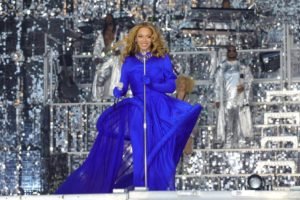 Na imagem com cor, a cantora Beyoncé em apresentação da Renaissance Tour - Metrópoles